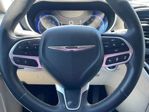Used 2023 Chrysler Pacifica Touring-L FWD image 15