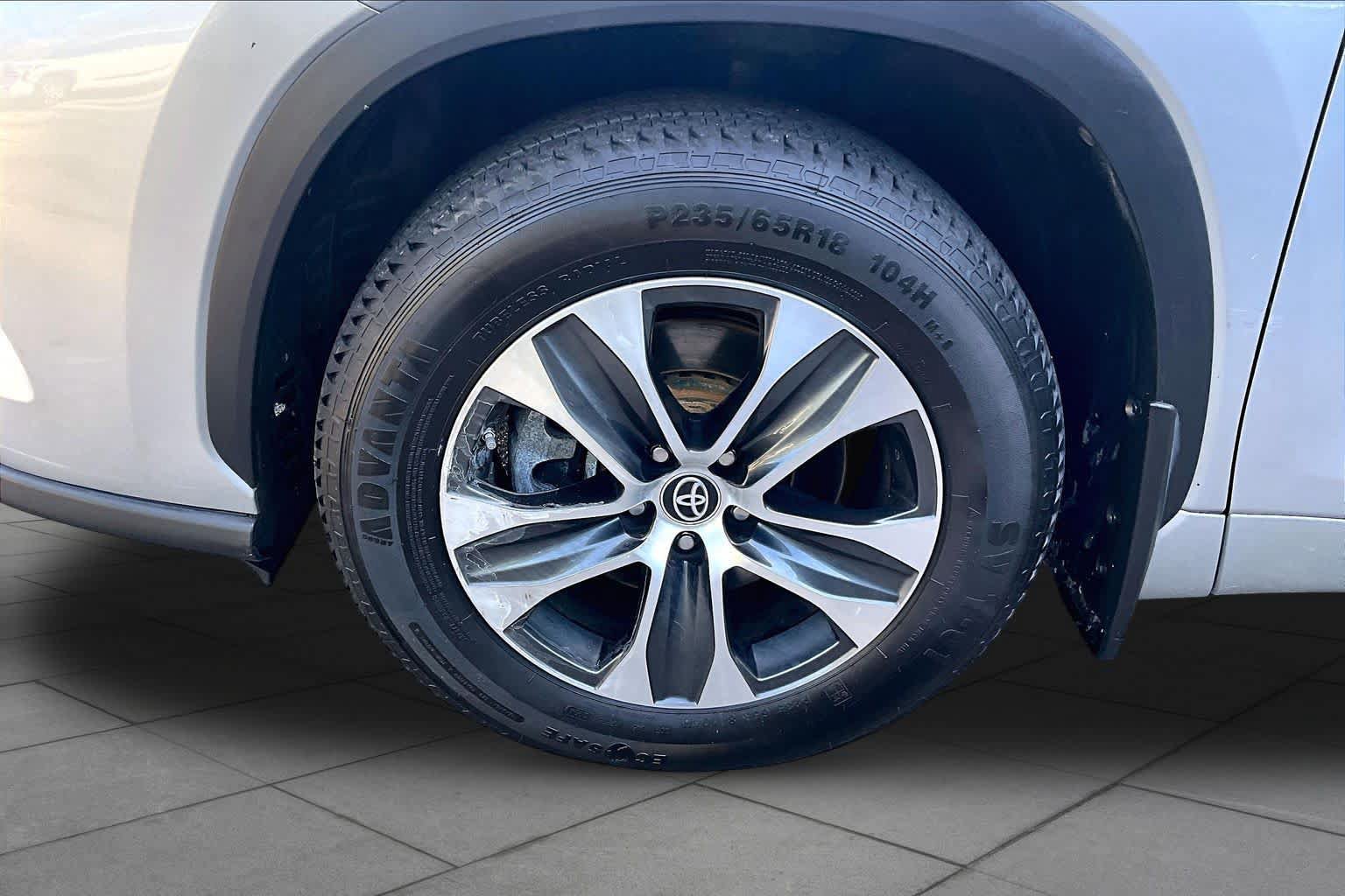 Used 2023 Toyota Highlander XLE AWD/4WD image 11