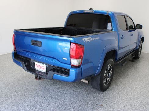 Used 2017 Toyota Tacoma TRD Sport w/ Tow Package RWD image 7