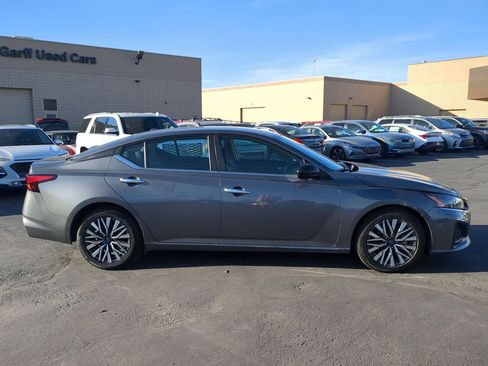 Used 2024 Nissan Altima 2.5 SV image 2