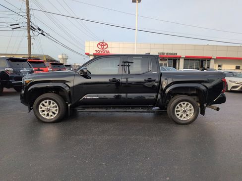 Used 2025 Toyota Tacoma SR5 AWD/4WD image 2