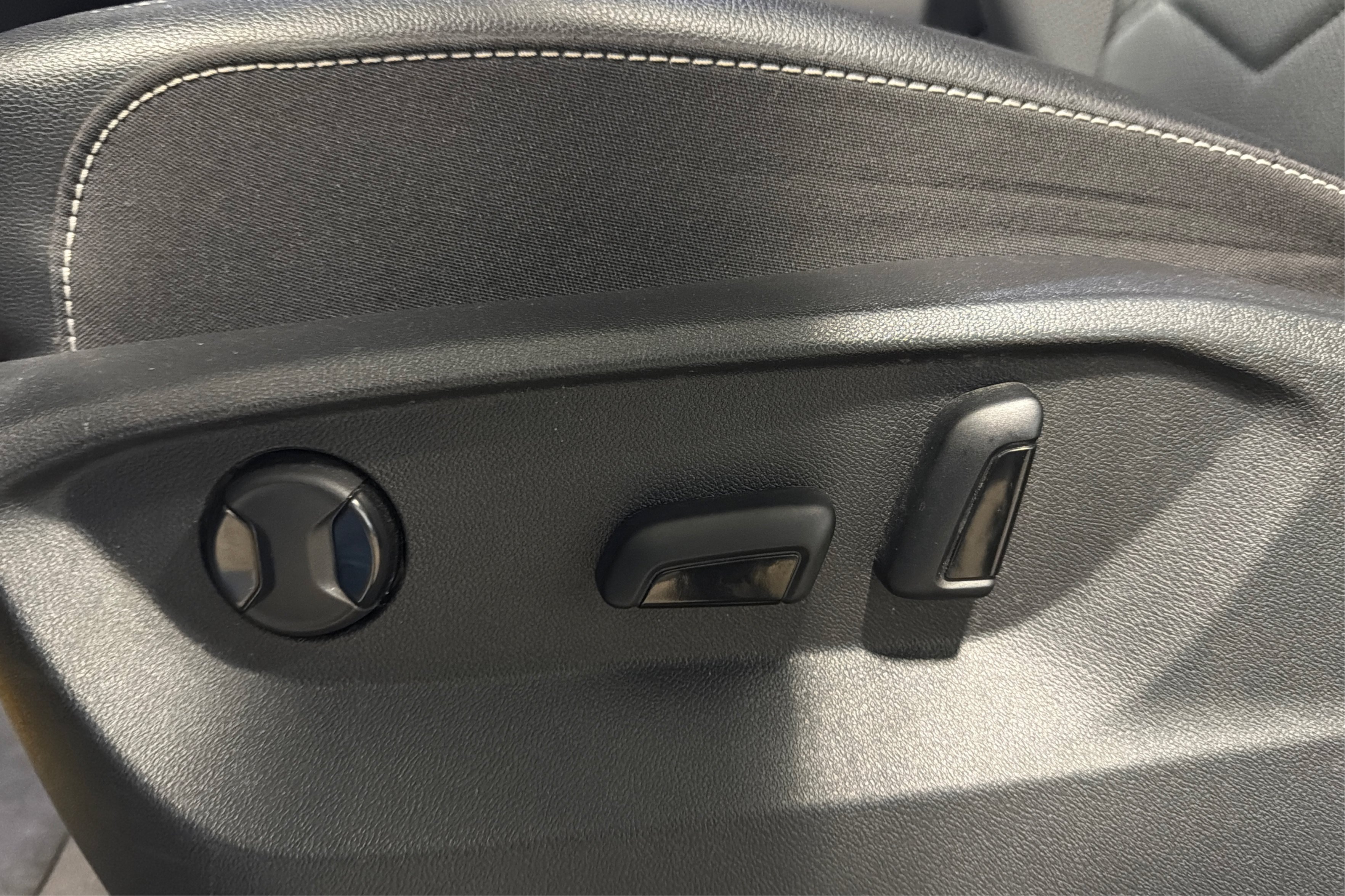 Used 2025 Volkswagen Atlas SE FWD image 18