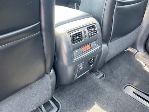 Used 2018 Nissan Pathfinder Platinum FWD image 11