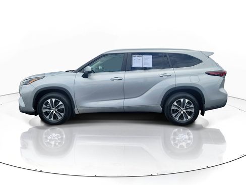 Used 2024 Toyota Highlander XLE FWD image 4