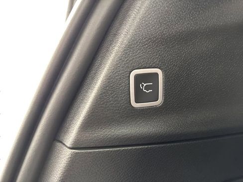 Used 2024 Chrysler Pacifica Select image 15