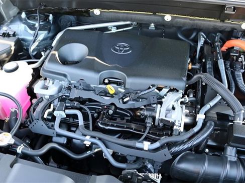 Used 2021 Toyota Venza XLE image 9