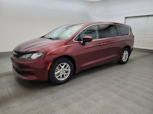 Used 2022 Chrysler Voyager LX FWD image 2