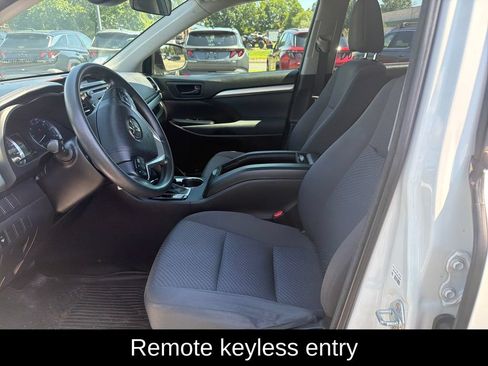 Used 2018 Toyota Highlander LE w/ Protection Package #3 AWD/4WD image 13