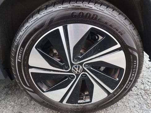 Used 2025 Volkswagen Taos SE AWD/4WD image 12