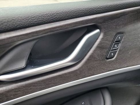 Used 2023 Jeep Grand Cherokee Limited image 17