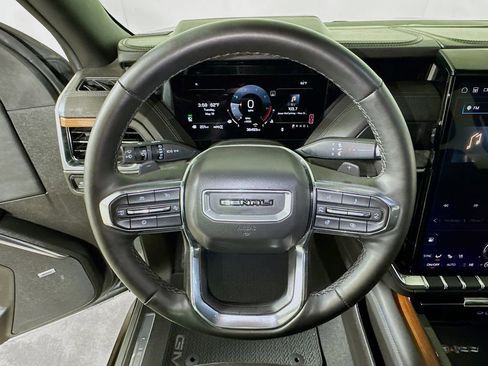 Used 2025 GMC Yukon XL Denali AWD/4WD image 9