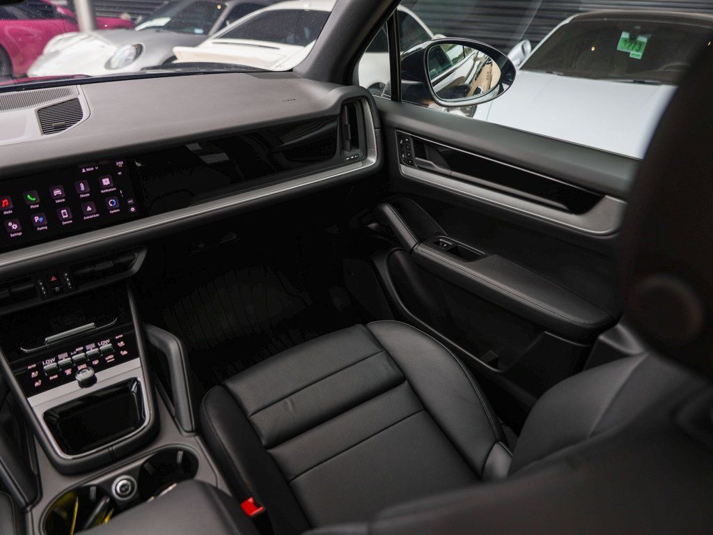Certified 2025 Porsche Cayenne AWD/4WD image 33