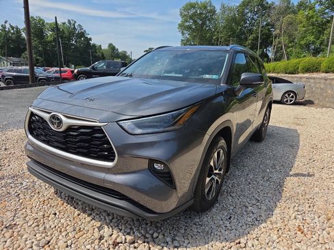 Used 2021 Toyota Highlander XLE AWD/4WD image 3