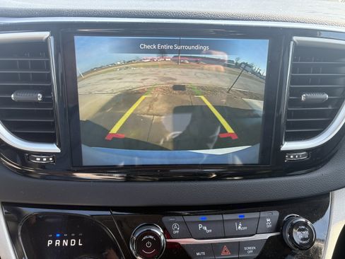 Used 2024 Chrysler Pacifica Touring-L image 8