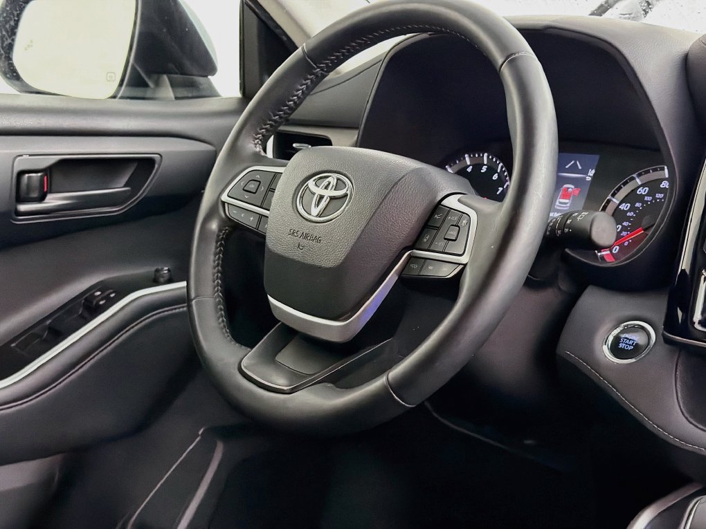 Used 2022 Toyota Highlander LE FWD image 37