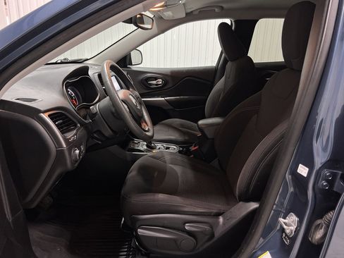 Used 2021 Jeep Cherokee Latitude w/ Mopar Interior Package image 17