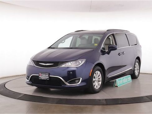 Used 2017 Chrysler Pacifica Touring-L FWD image 10