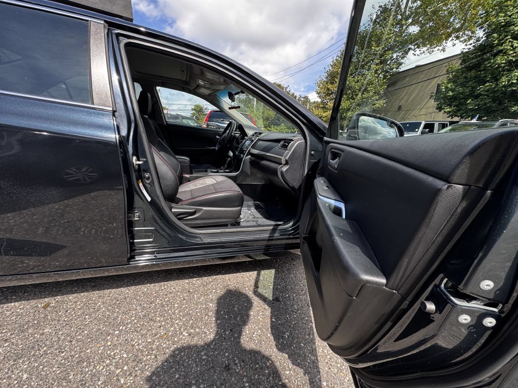 Used 2017 Toyota Camry SE w/ Moonroof Package FWD image 17