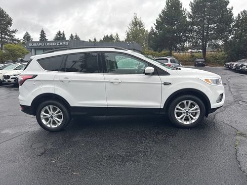 Used 2018 Ford Escape SE w/ Ford Safe & Smart Package AWD/4WD image 4