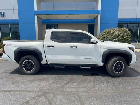 Used 2025 Toyota Tacoma TRD Off-Road AWD/4WD image 9