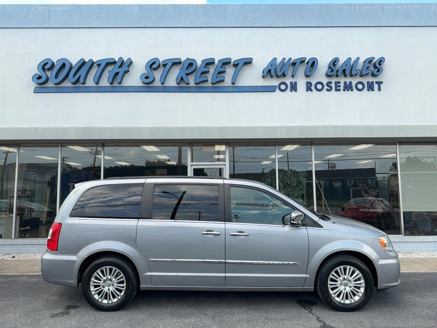 Used 2014 Chrysler Town & Country Touring-L w/ Driver Convenience Group FWD image 1