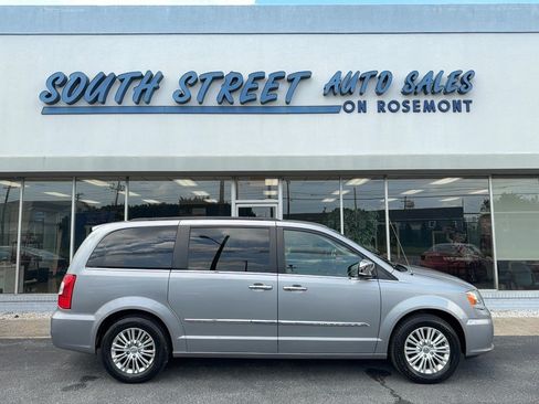 Used 2014 Chrysler Town & Country Touring-L w/ Driver Convenience Group FWD image 1