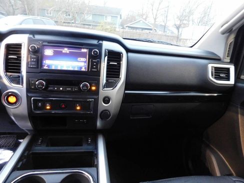 Used 2019 Nissan Titan SV w/ SV Convenience Package image 7