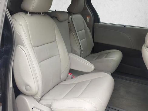 Certified 2019 Toyota Sienna XLE FWD image 25