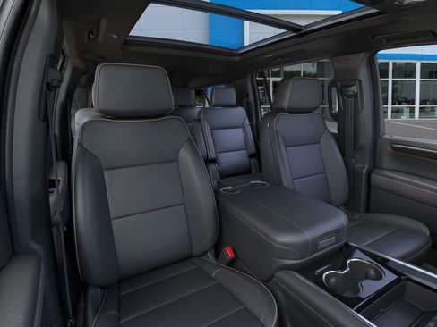 New 2026 Chevrolet Suburban Premier w/ Sun And Tow Package AWD/4WD image 18