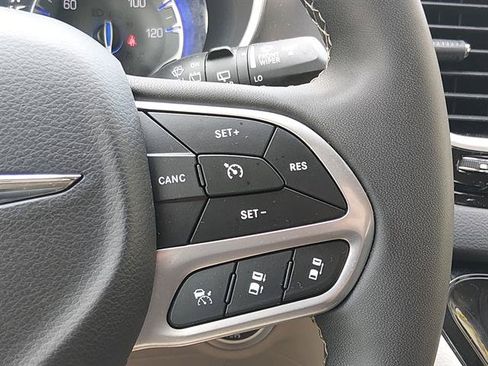 Used 2024 Chrysler Pacifica Touring-L FWD image 17