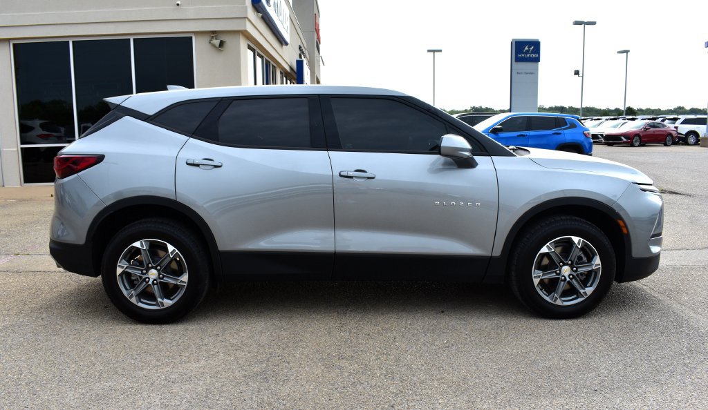 Used 2023 Chevrolet Blazer LT AWD/4WD image 2