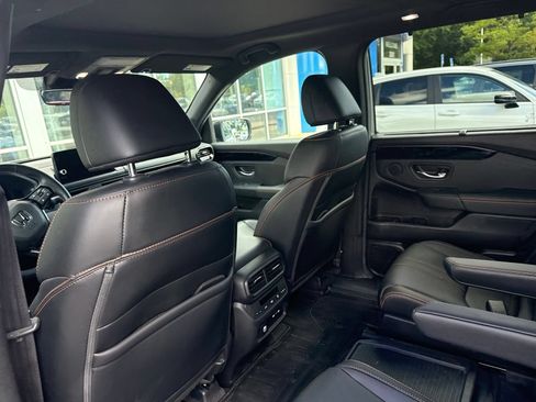 Used 2025 Honda Pilot TrailSport image 14