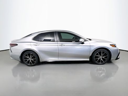 Used 2024 Toyota Camry SE image 3