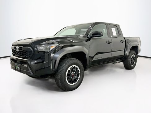 Used 2025 Toyota Tacoma TRD Off-Road AWD/4WD image 3