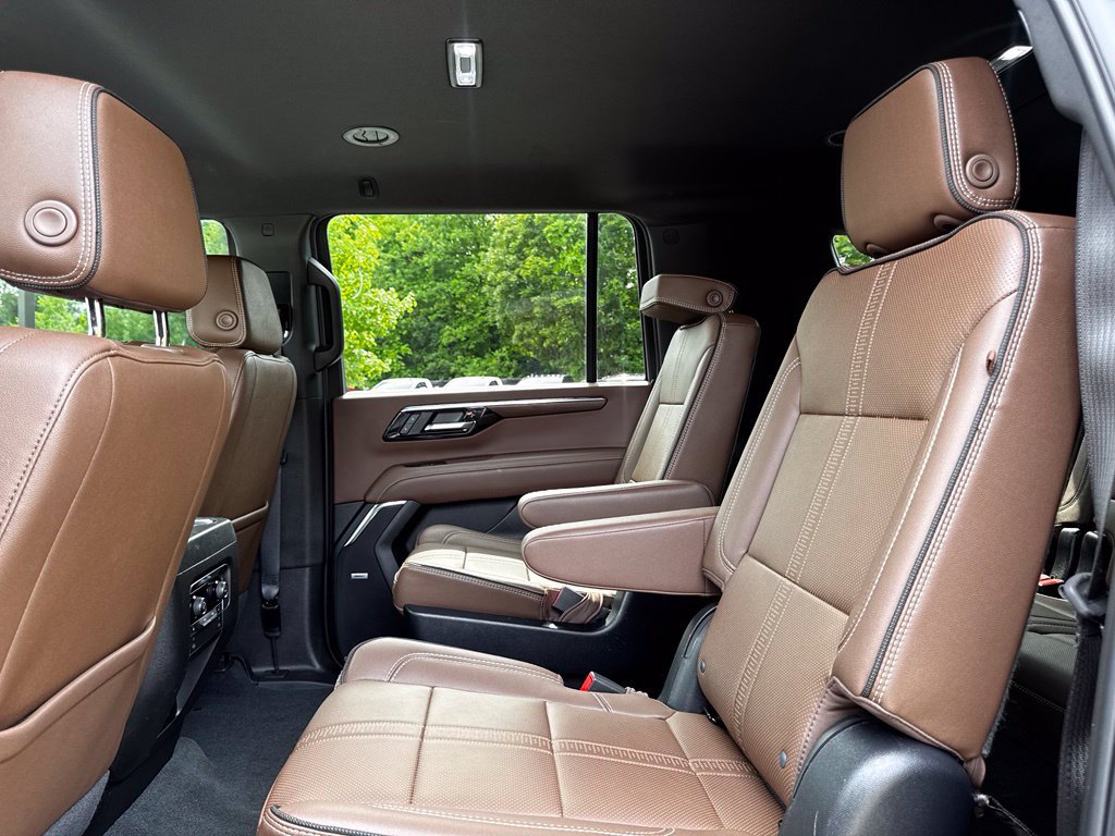 Used 2025 Chevrolet Suburban High Country AWD/4WD image 20