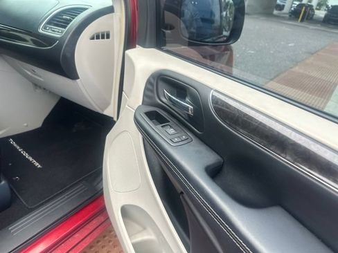 Used 2016 Chrysler Town & Country LX FWD image 9