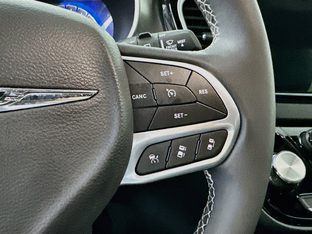 Used 2025 Chrysler Pacifica Select FWD image 26