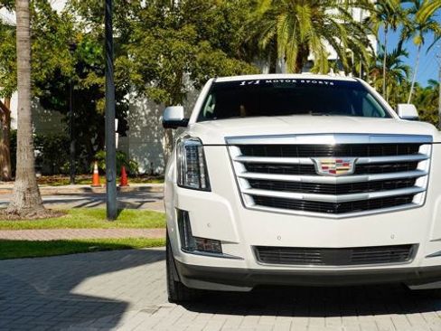 Used 2019 Cadillac Escalade ESV Premium Luxury image 6