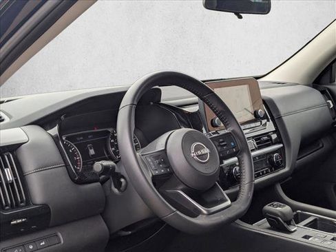 Used 2024 Nissan Pathfinder SV w/ SV Premium Package image 9