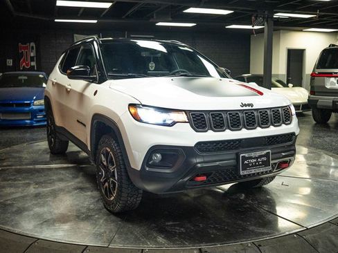 Used 2025 Jeep Compass Trailhawk AWD/4WD image 5