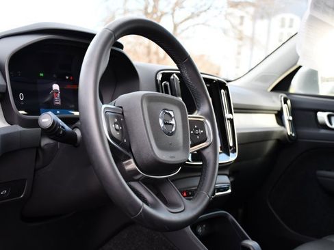 Certified 2025 Volvo XC40 B5 Core image 9