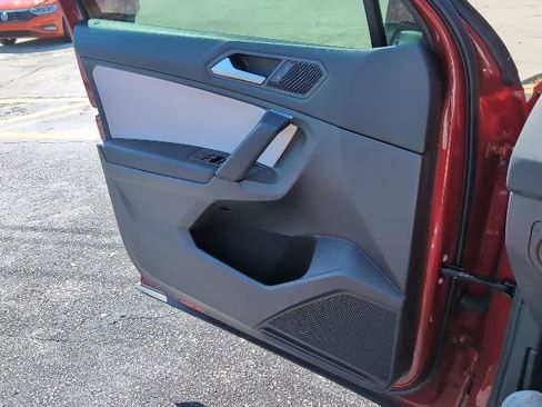 Used 2019 Volkswagen Tiguan SE image 23