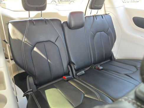Certified 2024 Chrysler Pacifica Touring-L FWD image 12