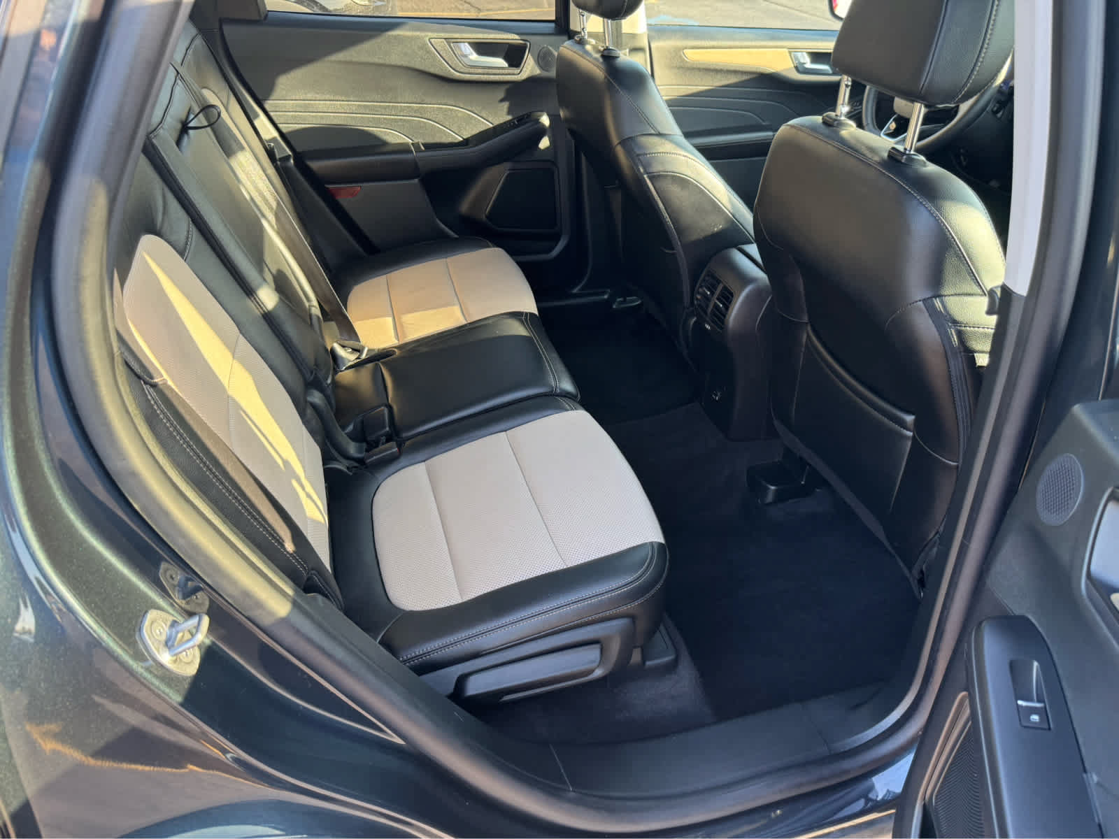 Used 2022 Ford Escape Titanium w/ Titanium Elite Package AWD/4WD image 20