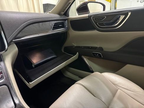 Used 2017 Lincoln Continental Select w/ Climate Package image 24