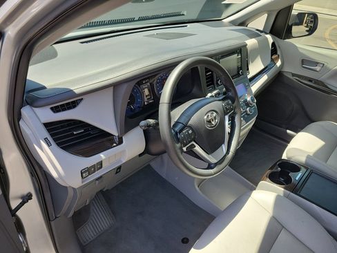 Used 2020 Toyota Sienna XLE w/ XLE Navigation Package FWD image 20