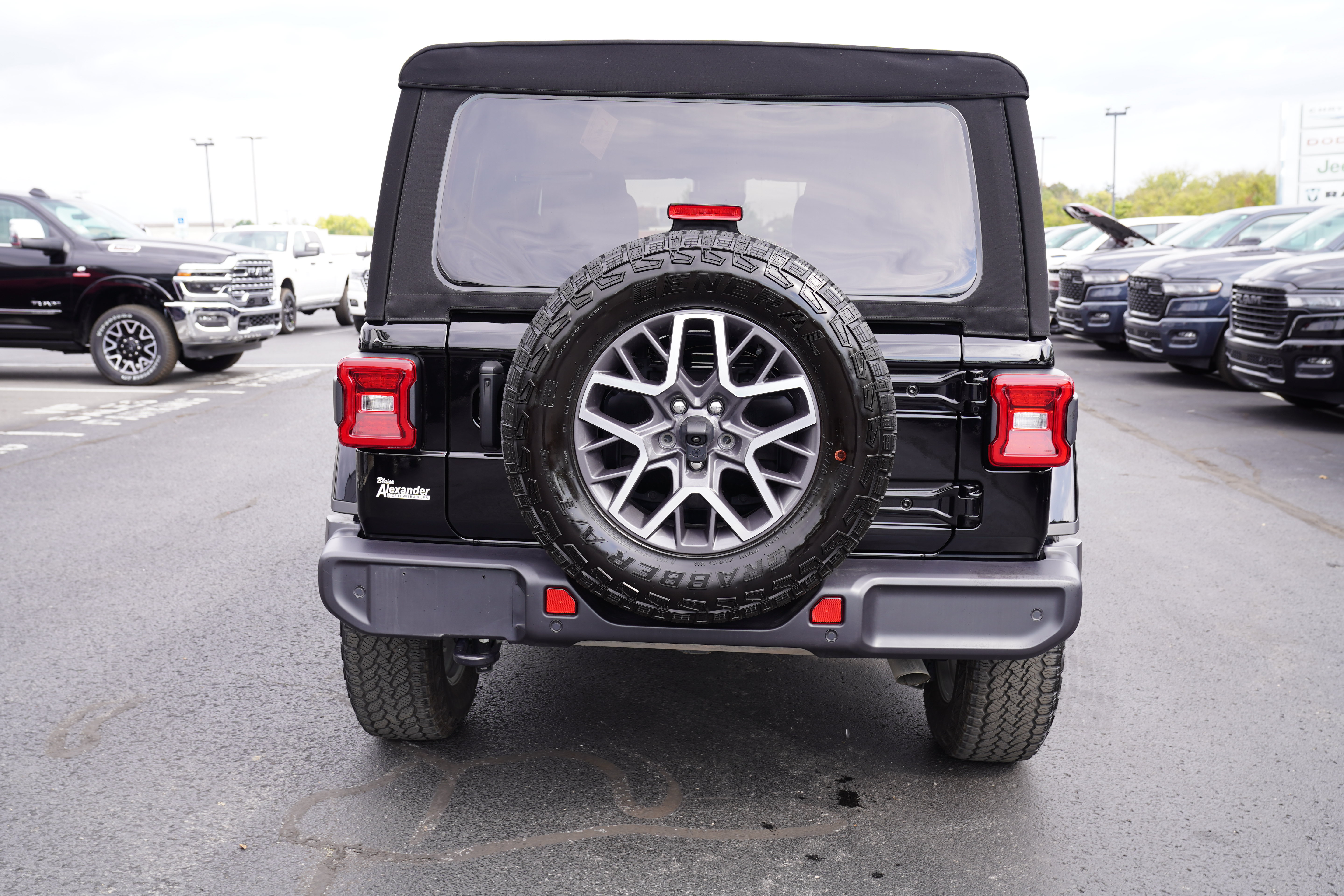 Used 2024 Jeep Wrangler Unlimited Sahara w/ Technology Group AWD/4WD image 6