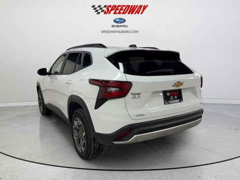 Used 2025 Chevrolet Trax LT w/ LT Convenience Package image 7