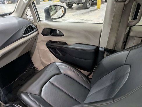 Used 2023 Chrysler Pacifica Touring-L FWD image 19