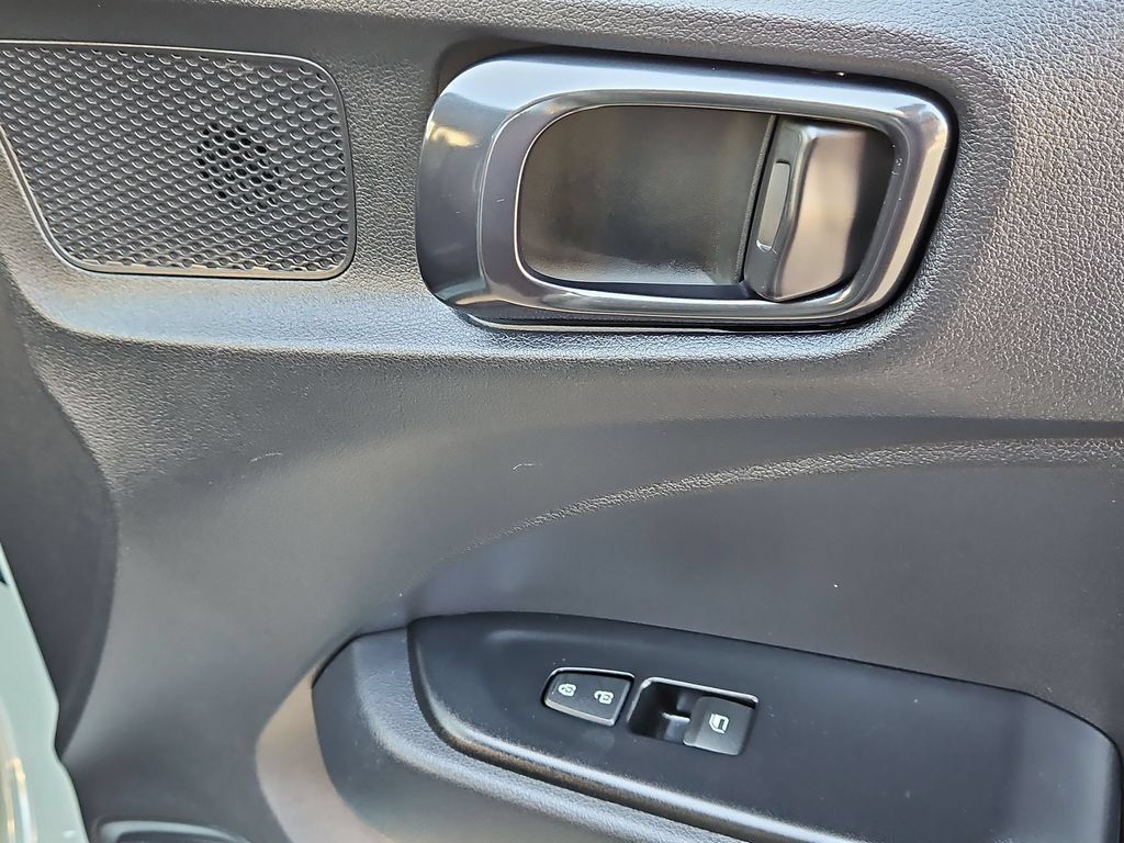 Used 2025 Hyundai Venue Limited FWD image 34